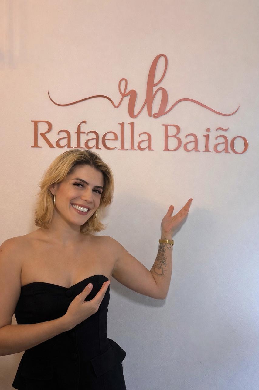 Rafaela Baião realizando atendimento de design de sobrancelhas